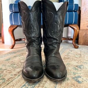Lucchese Calf Skin Black 1883 

Size - 9D

Good condition, resoled/rehealed